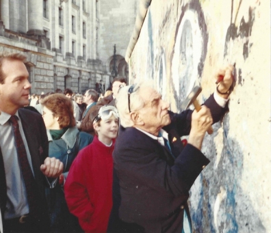 Leonard Bernstein with Craig Urquhart and Franz Kranke at the Berlin Wall, 1989; Photo by Andreas Meyer-Schwickerath